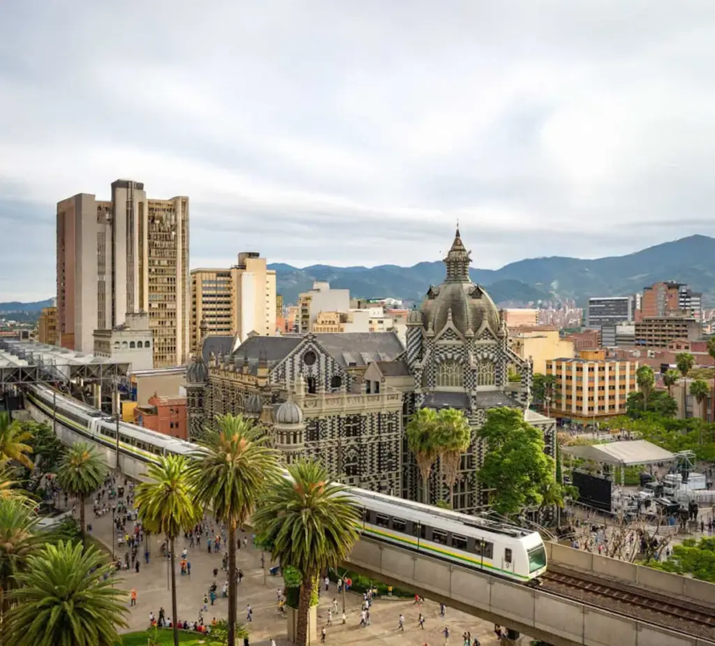 Elige tu destino para iniciar la búsqueda de tu bebé: Medellín La ciudad de la Eterna primavera