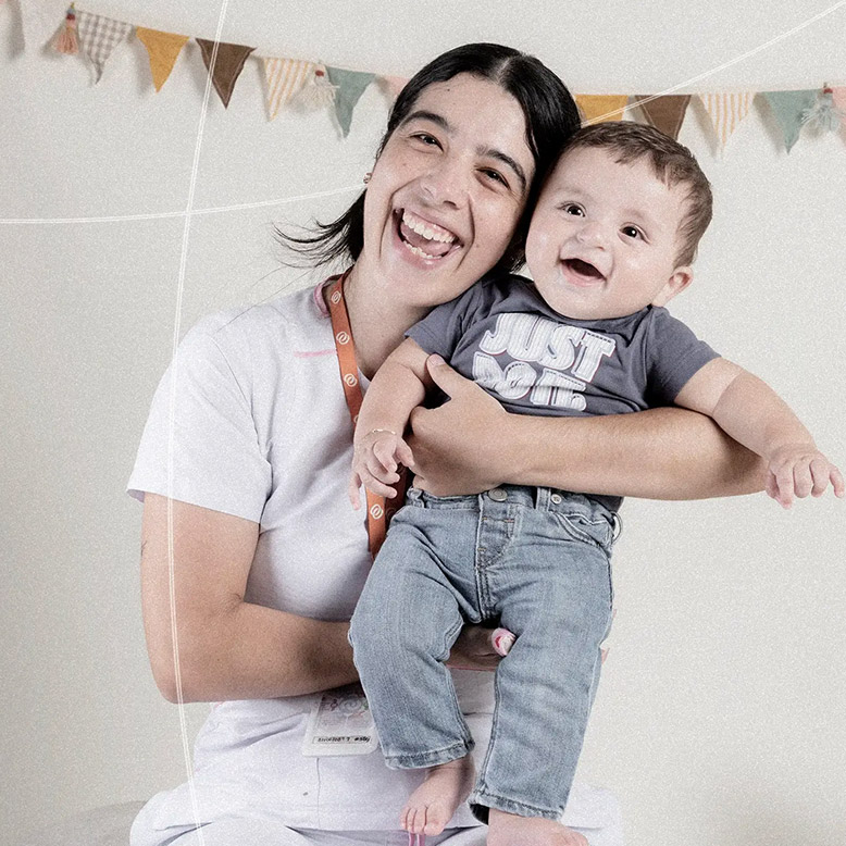 Mamá joven celebrando junto a sus bebé